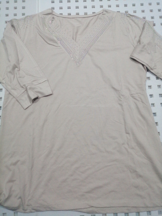 تیشرت یقه نگین