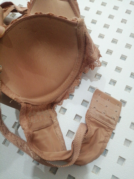 سوتین زیر نخی