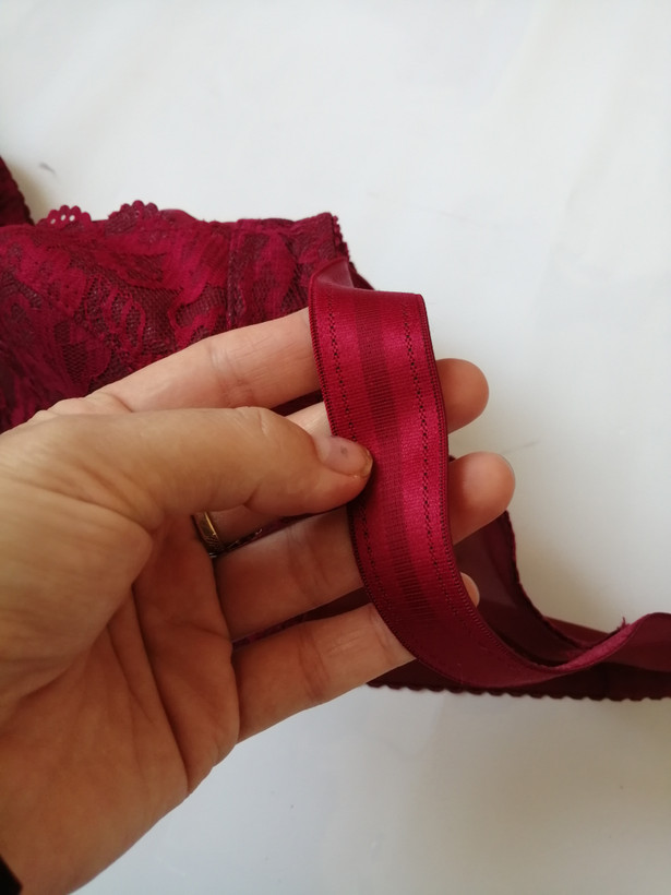 سوتین کش باریک زیر نخی